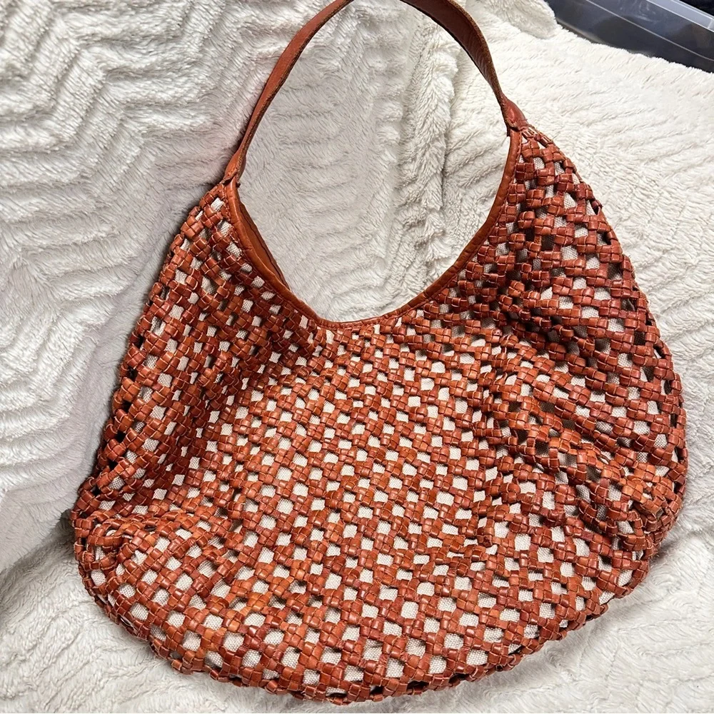 Marta Ponti Portugal | Large Rich Carmel Brown Genuine Woven Leather Hobo Bag - Picture 3 of 13